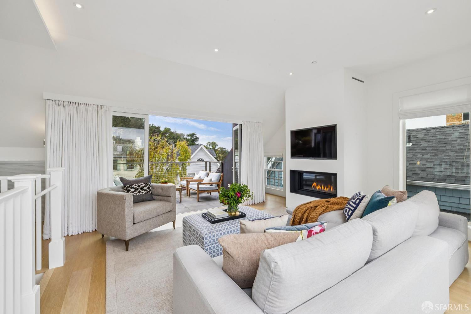 Detail Gallery Image 29 of 67 For 2550 Baker St, San Francisco,  CA 94123 - 3 Beds | 4/1 Baths