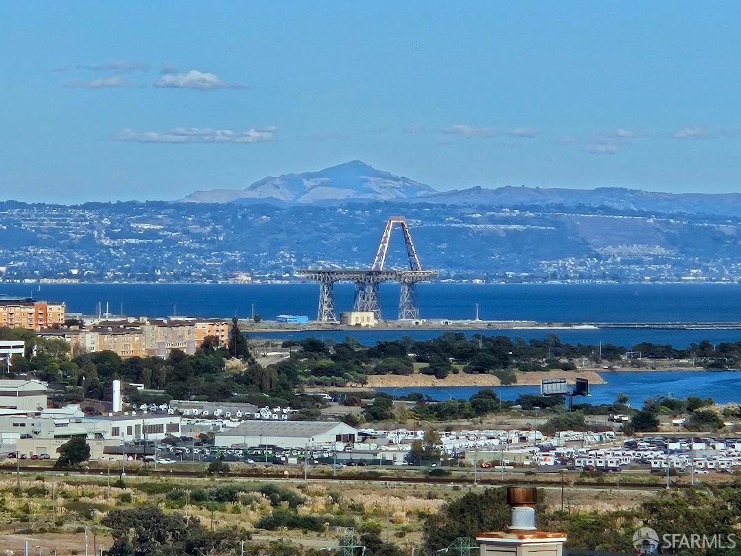 Detail Gallery Image 2 of 6 For 209 Bay Ridge Dr, Daly City,  CA 94014 - 5 Beds | 3/1 Baths