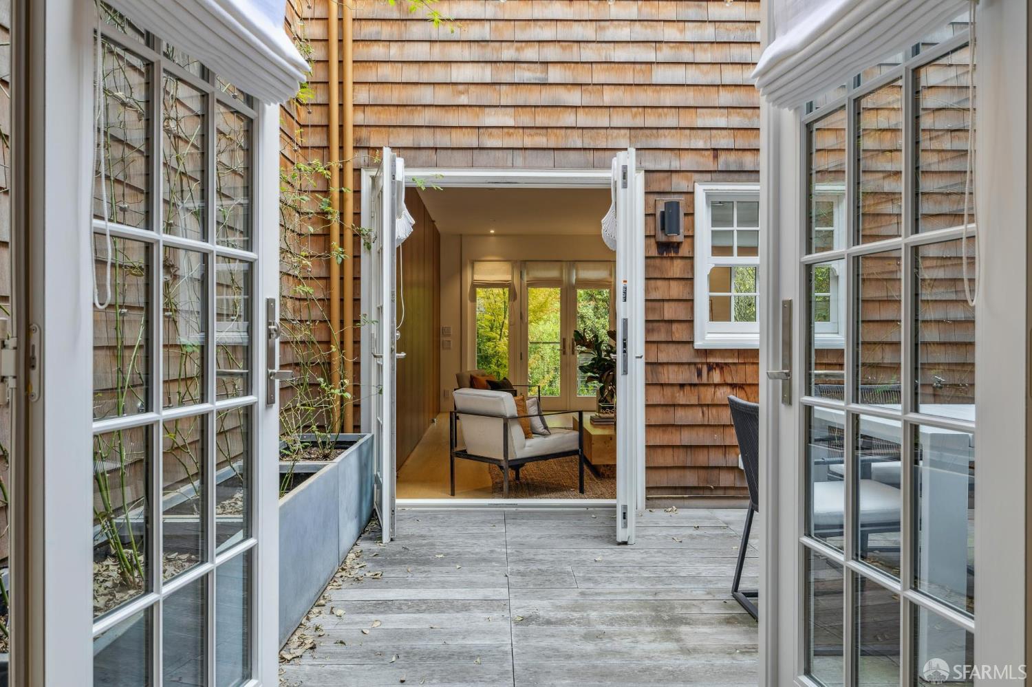 Detail Gallery Image 24 of 67 For 2550 Baker St, San Francisco,  CA 94123 - 3 Beds | 4/1 Baths