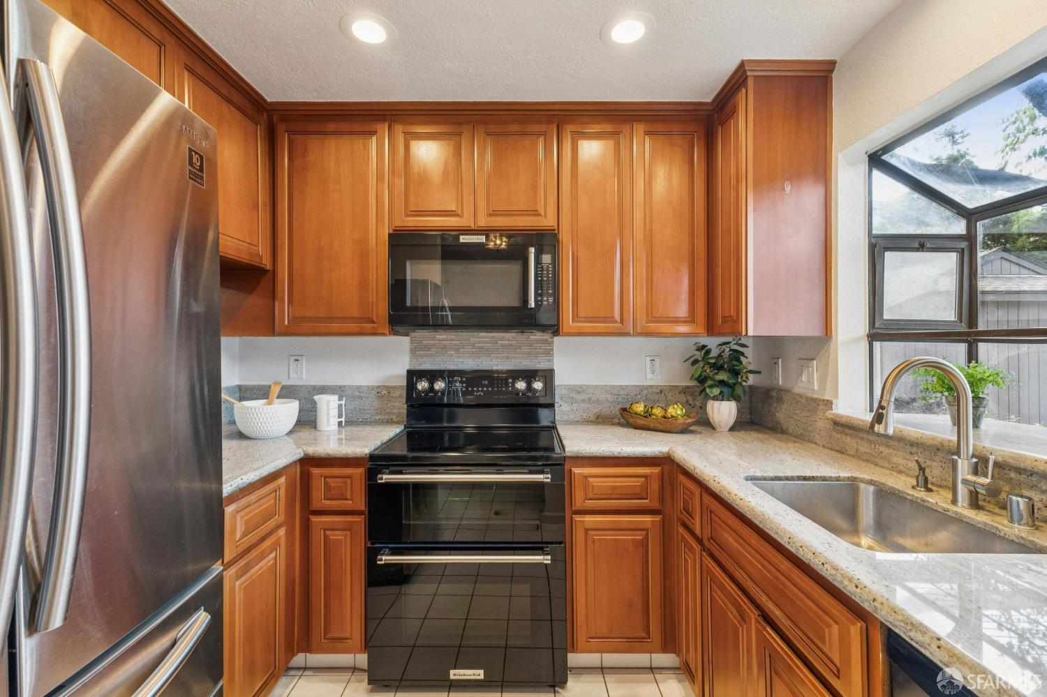 Detail Gallery Image 5 of 42 For 36931 Newark Blvd #E,  Newark,  CA 94560 - 2 Beds | 2/1 Baths