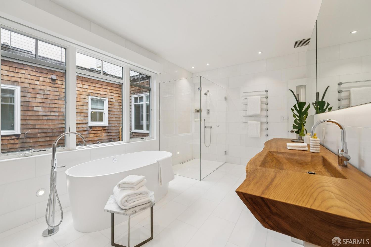 Detail Gallery Image 46 of 67 For 2550 Baker St, San Francisco,  CA 94123 - 3 Beds | 4/1 Baths