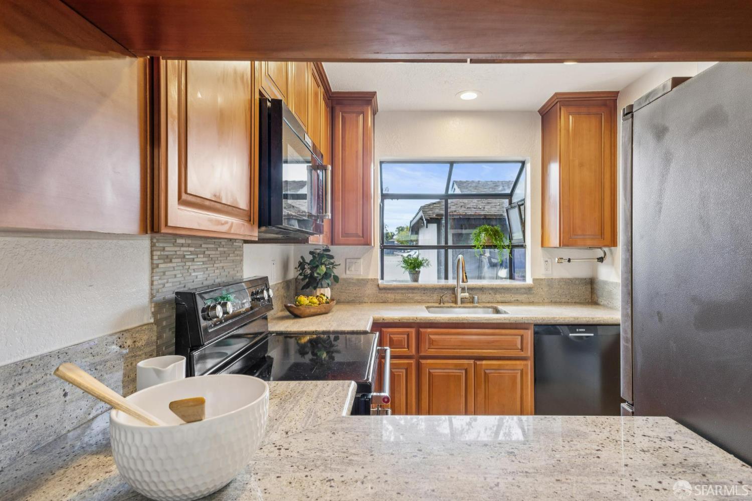 Detail Gallery Image 8 of 42 For 36931 Newark Blvd #E,  Newark,  CA 94560 - 2 Beds | 2/1 Baths