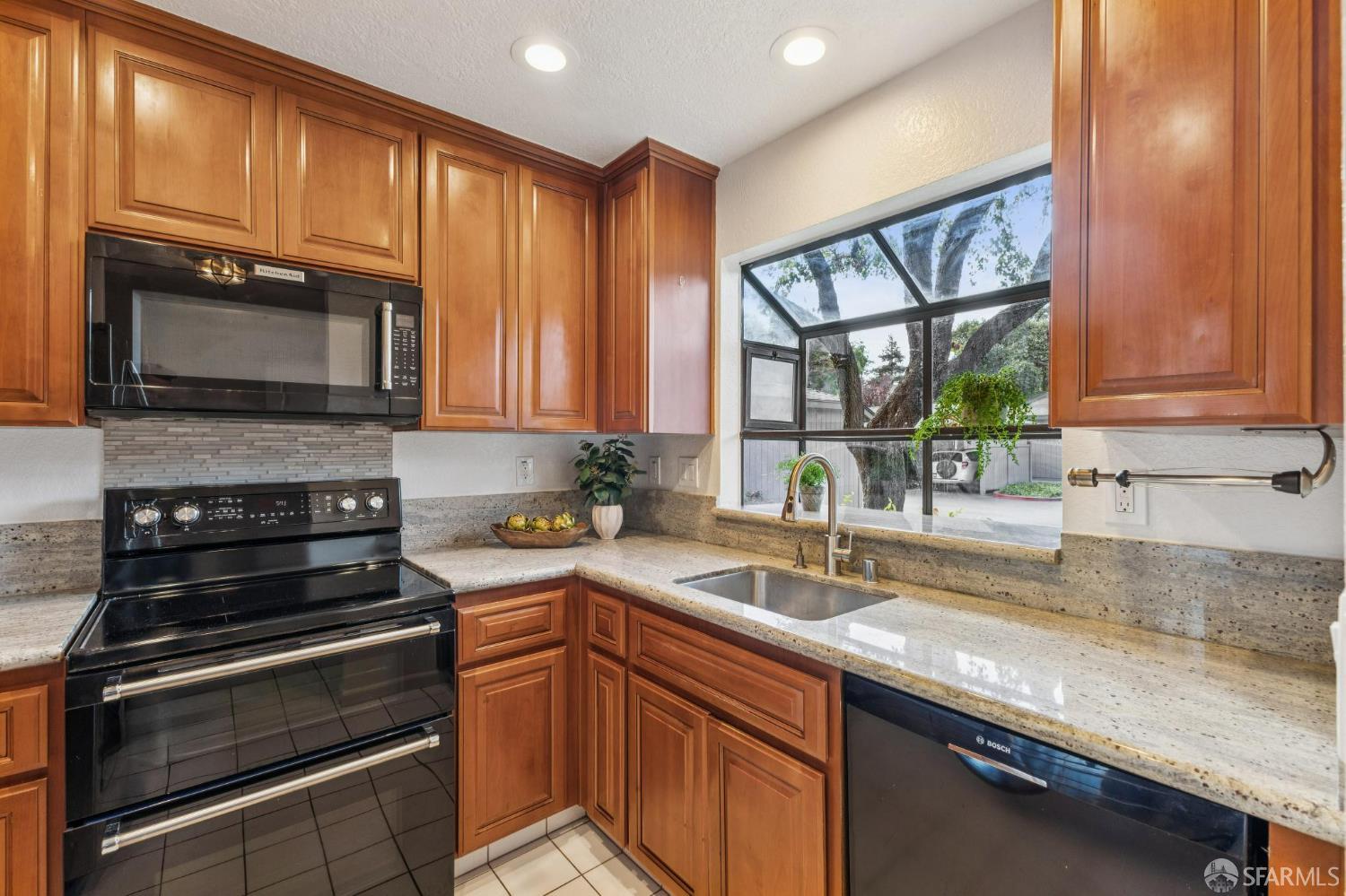 Detail Gallery Image 6 of 42 For 36931 Newark Blvd #E,  Newark,  CA 94560 - 2 Beds | 2/1 Baths