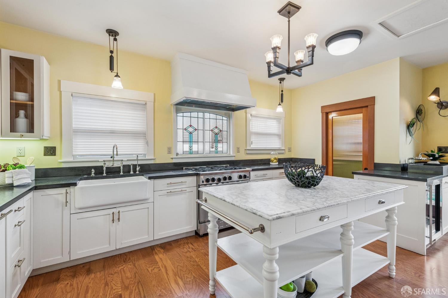 Detail Gallery Image 16 of 56 For 526 52nd St, Oakland,  CA 94609 - 2 Beds | 1/2 Baths