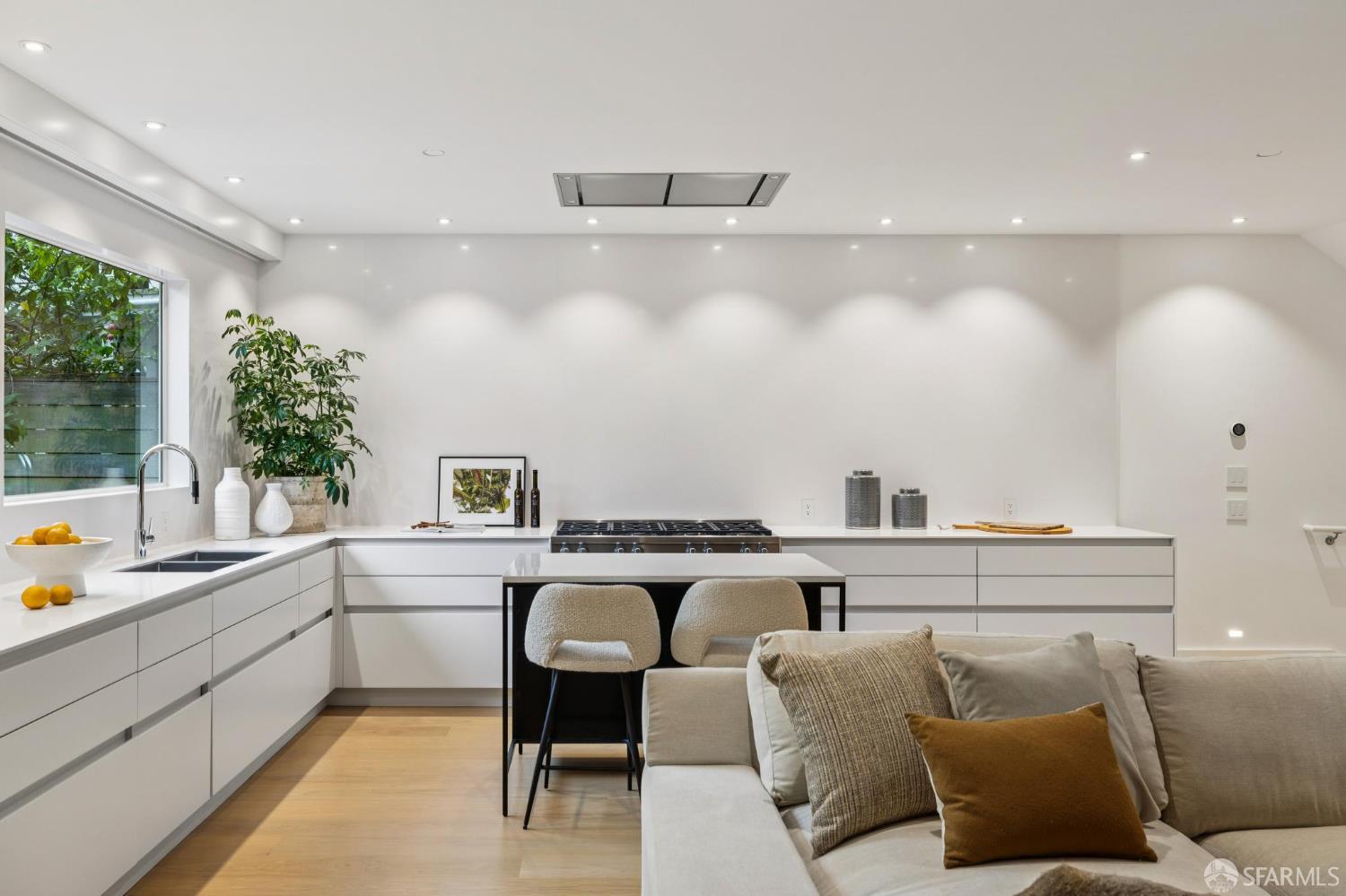 Detail Gallery Image 19 of 67 For 2550 Baker St, San Francisco,  CA 94123 - 3 Beds | 4/1 Baths