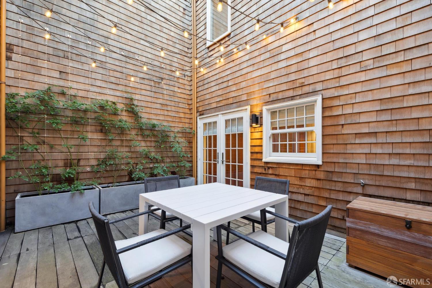 Detail Gallery Image 12 of 67 For 2550 Baker St, San Francisco,  CA 94123 - 3 Beds | 4/1 Baths