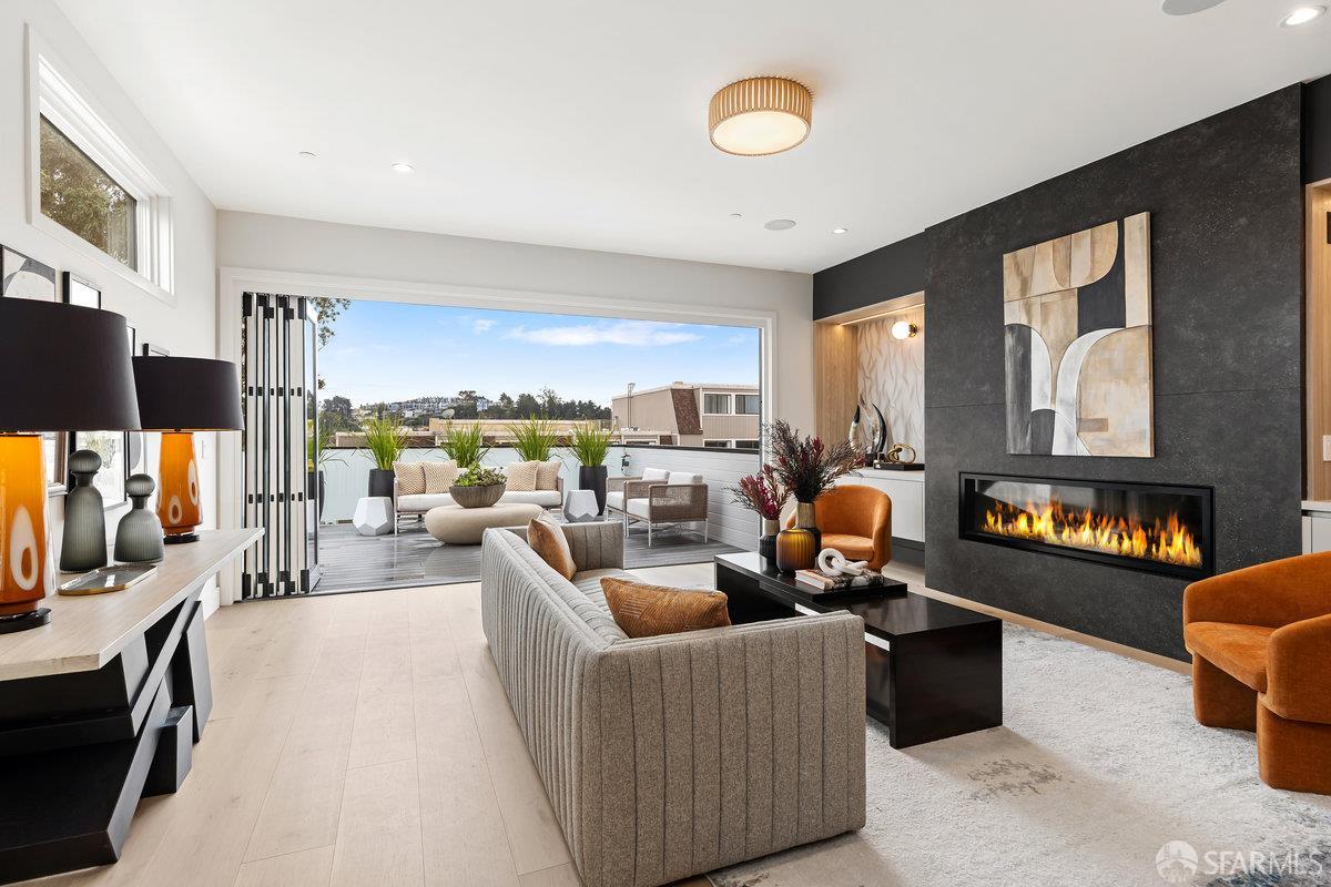 Detail Gallery Image 21 of 96 For 561 Duncan St, San Francisco,  CA 94131 - 4 Beds | 4/2 Baths