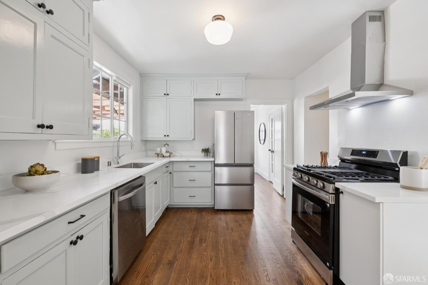 Detail Gallery Image 11 of 72 For 1115 Capuchino Ave, Burlingame,  CA 94010 - 4 Beds | 2 Baths