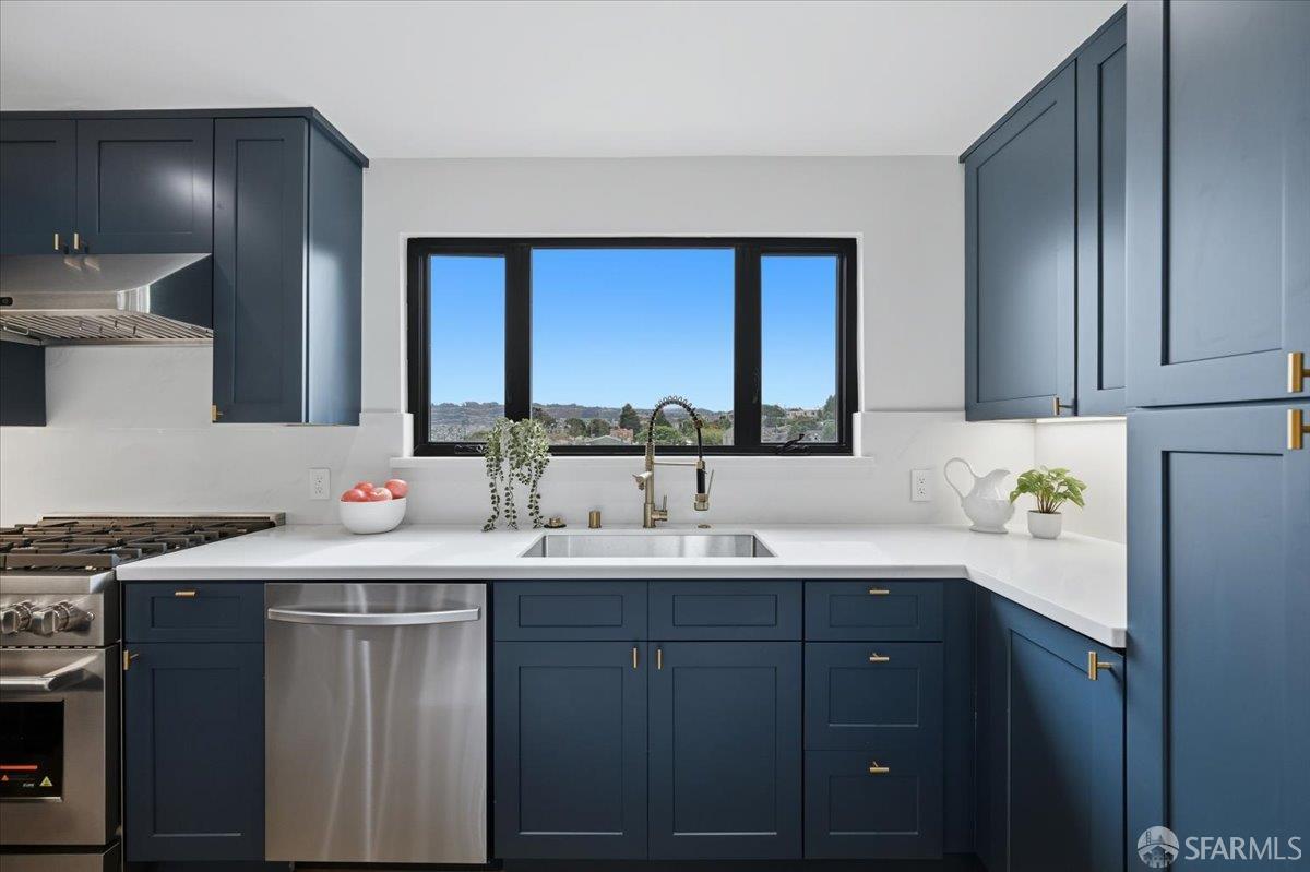 Detail Gallery Image 15 of 54 For 335 Hearst Ave, San Francisco,  CA 94112 - 3 Beds | 2/1 Baths