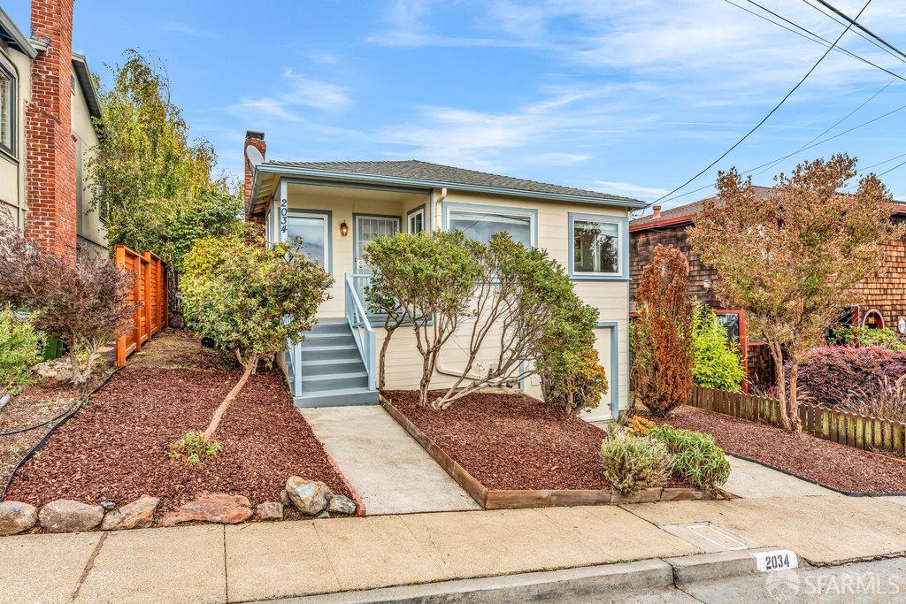 Detail Gallery Image 3 of 49 For 2034 Carquinez Ave, El Cerrito,  CA 94530 - 2 Beds | 1 Baths