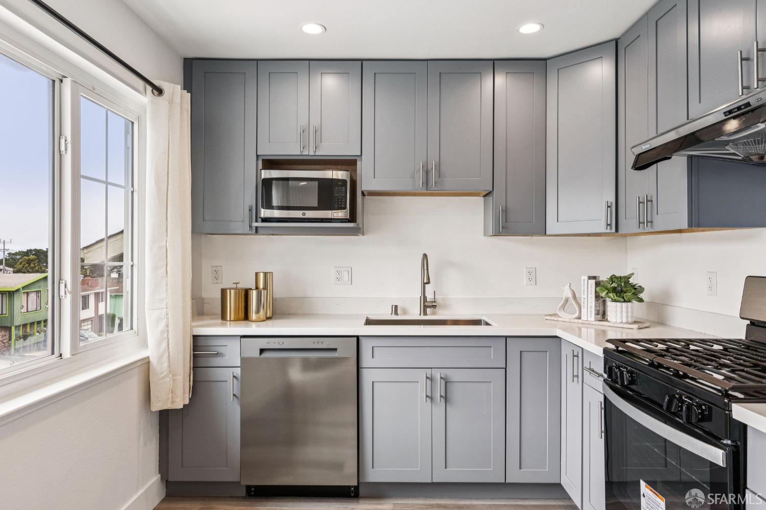 Detail Gallery Image 23 of 91 For 183 Camelia Dr, Daly City,  CA 94015 - 7 Beds | 6 Baths