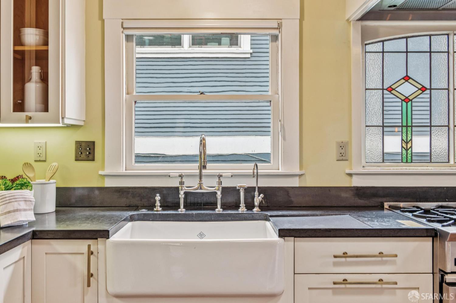 Detail Gallery Image 20 of 56 For 526 52nd St, Oakland,  CA 94609 - 2 Beds | 1/2 Baths