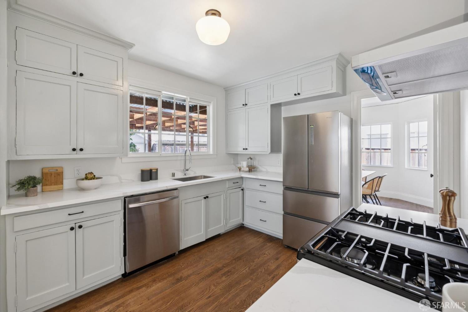 Detail Gallery Image 12 of 72 For 1115 Capuchino Ave, Burlingame,  CA 94010 - 4 Beds | 2 Baths