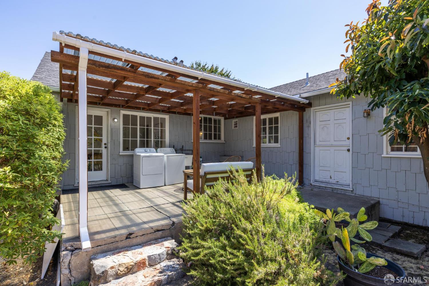 Detail Gallery Image 39 of 72 For 1115 Capuchino Ave, Burlingame,  CA 94010 - 4 Beds | 2 Baths