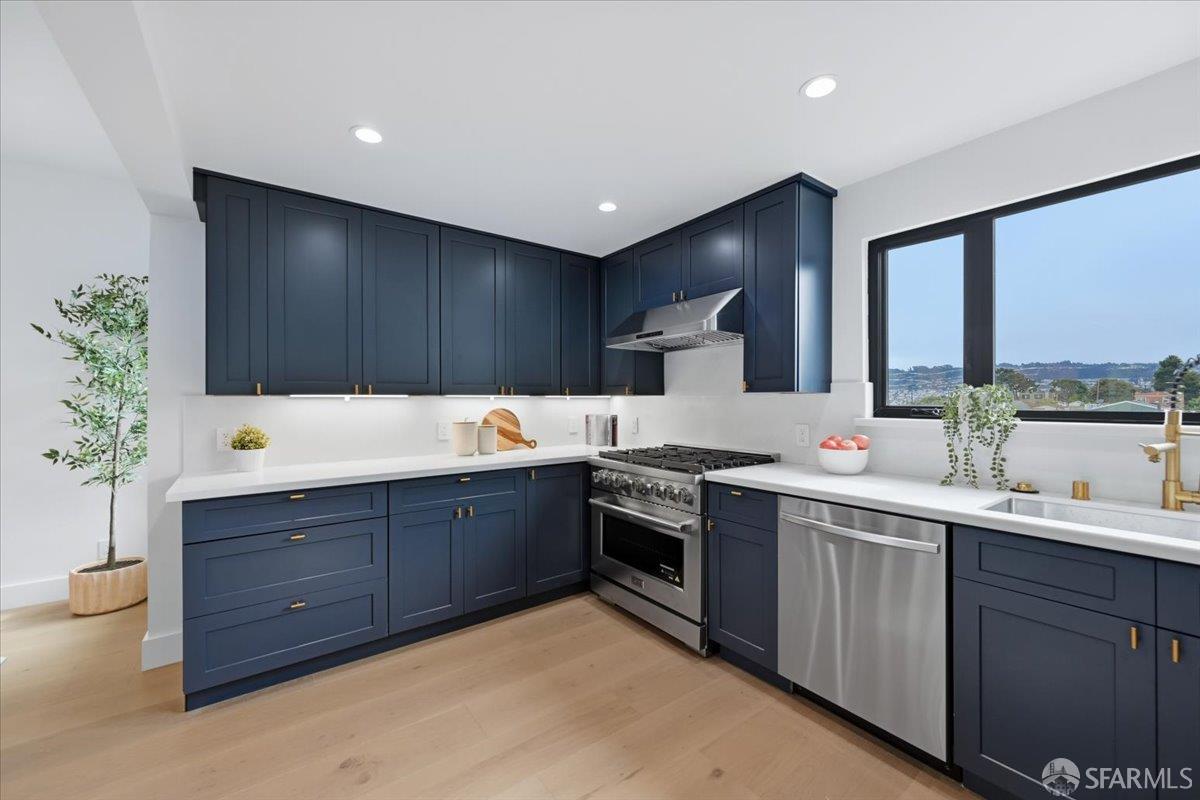 Detail Gallery Image 14 of 54 For 335 Hearst Ave, San Francisco,  CA 94112 - 3 Beds | 2/1 Baths