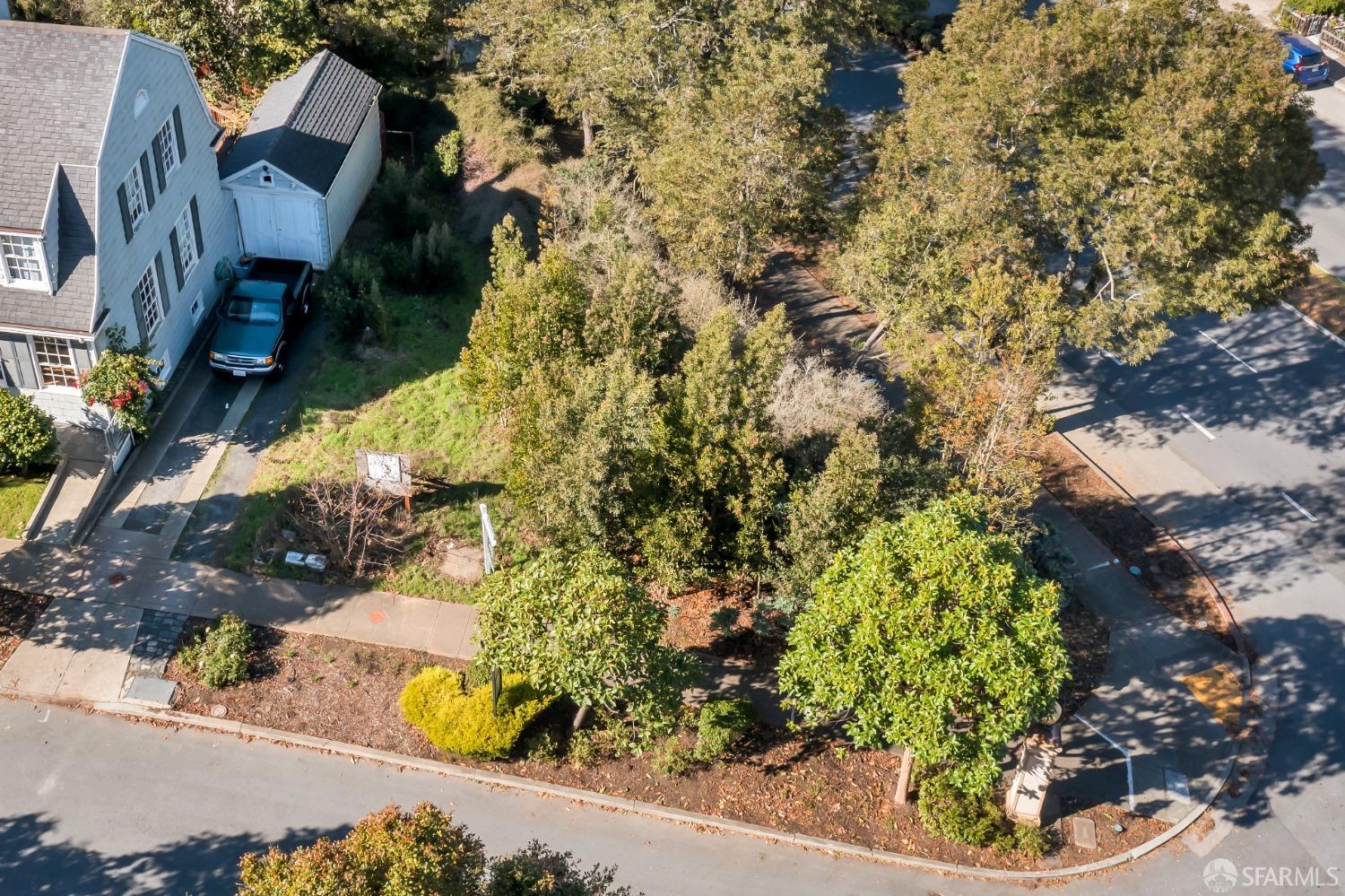 Detail Gallery Image 11 of 13 For 8 San Lorenzo Way, San Francisco,  CA 94127 - 3 Beds | 3/1 Baths