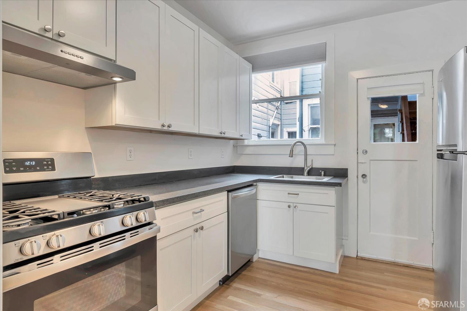 Detail Gallery Image 8 of 26 For 221 San Jose Ave, San Francisco,  CA 94110 - – Beds | – Baths