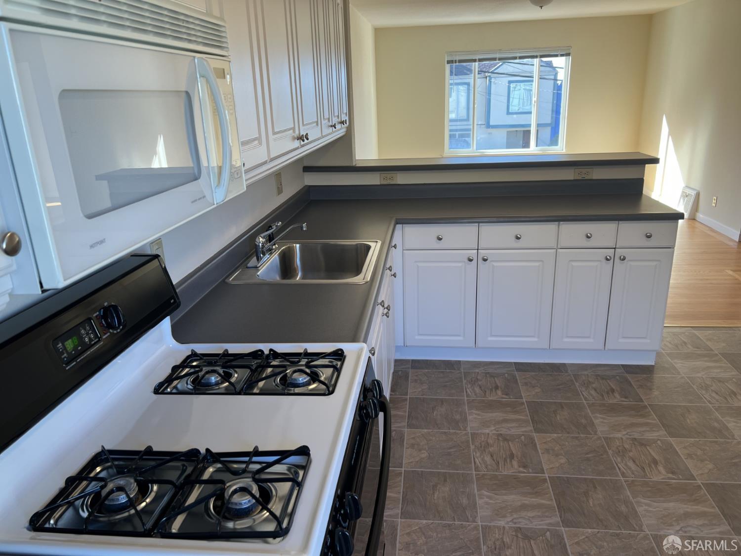 Detail Gallery Image 7 of 14 For 442 Bright St, San Francisco,  CA 94132 - 2 Beds | 1 Baths