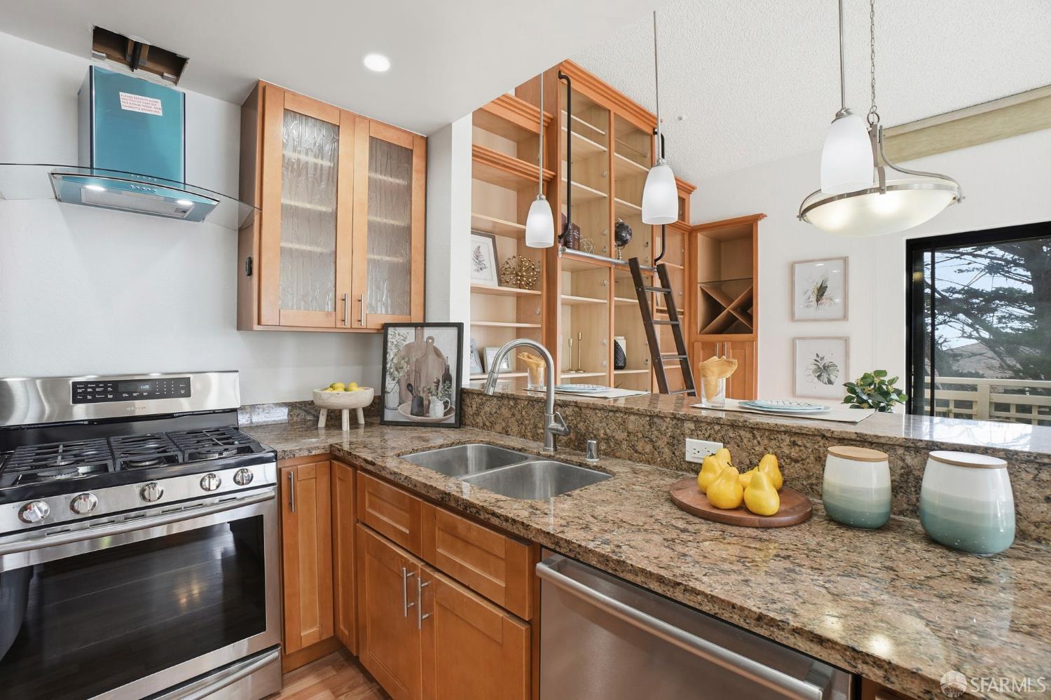 Detail Gallery Image 10 of 34 For 1712 Saddleback Dr, Daly City,  CA 94014 - 2 Beds | 2 Baths