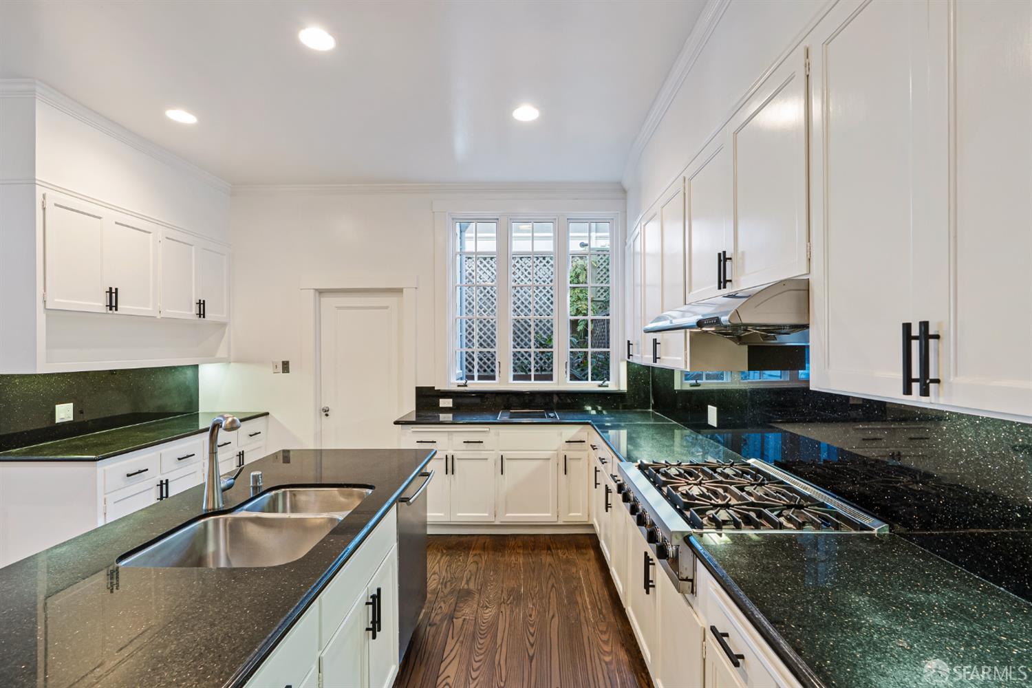 Detail Gallery Image 15 of 74 For 2521 Broadway, San Francisco,  CA 94115 - 7 Beds | 6/1 Baths