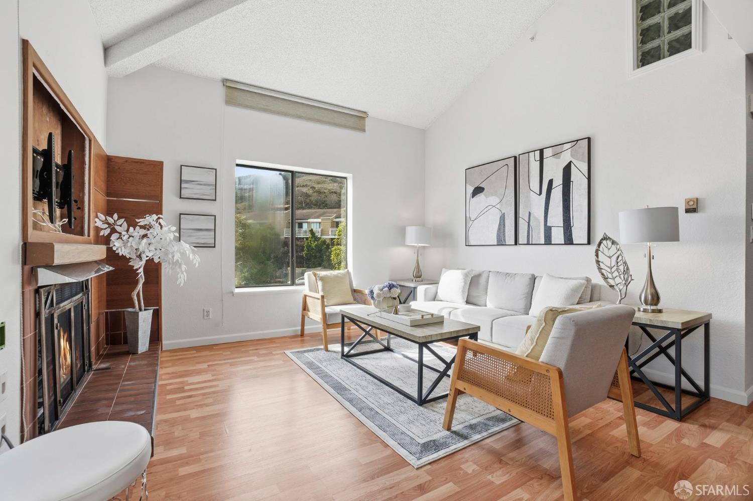 Detail Gallery Image 5 of 34 For 1712 Saddleback Dr, Daly City,  CA 94014 - 2 Beds | 2 Baths