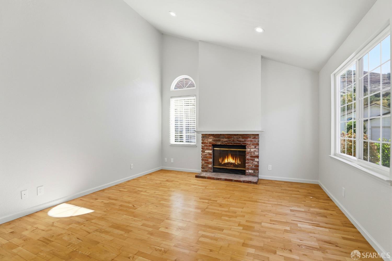 Detail Gallery Image 5 of 37 For 377 Brookmere Dr, San Jose,  CA 95123 - 3 Beds | 2 Baths