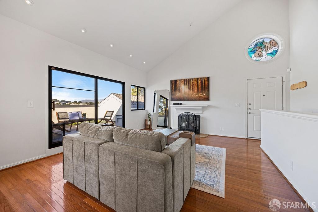 Detail Gallery Image 2 of 30 For 1 Appian Way #708-1,  South San Francisco,  CA 94080 - 3 Beds | 2 Baths