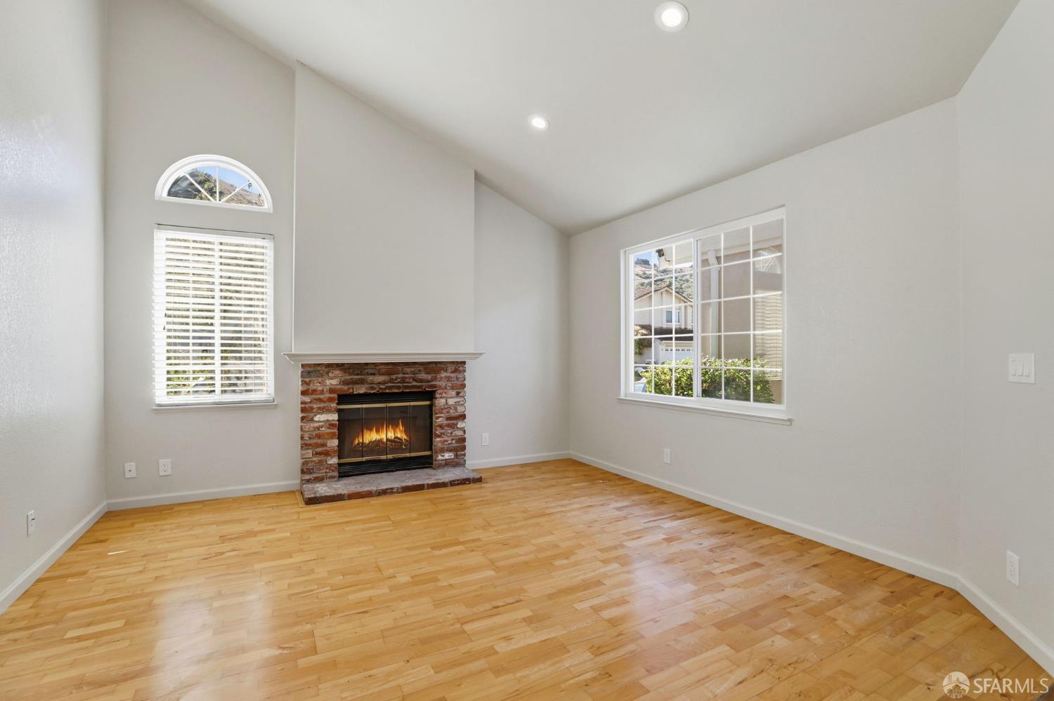 Detail Gallery Image 3 of 37 For 377 Brookmere Dr, San Jose,  CA 95123 - 3 Beds | 2 Baths