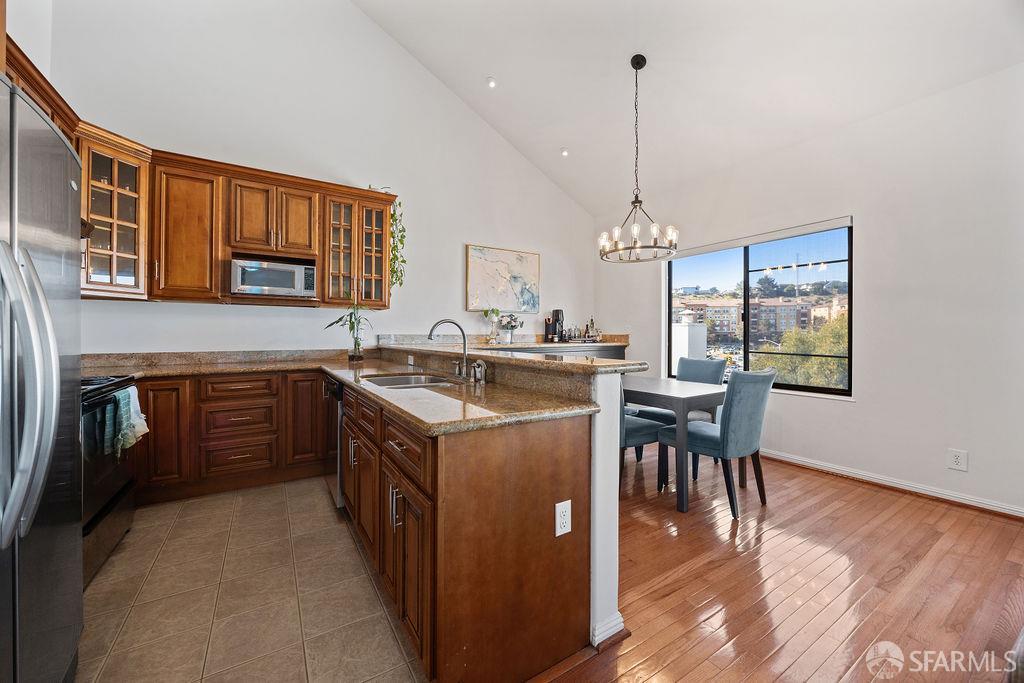 Detail Gallery Image 4 of 30 For 1 Appian Way #708-1,  South San Francisco,  CA 94080 - 3 Beds | 2 Baths