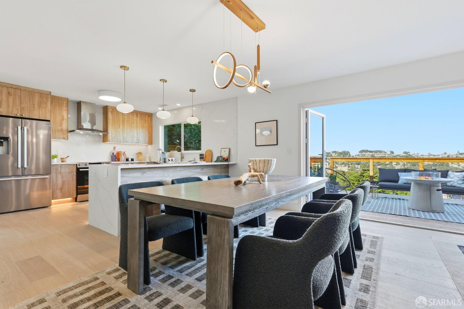 Detail Gallery Image 8 of 45 For 75 Knollview Way, San Francisco,  CA 94131 - 5 Beds | 3 Baths