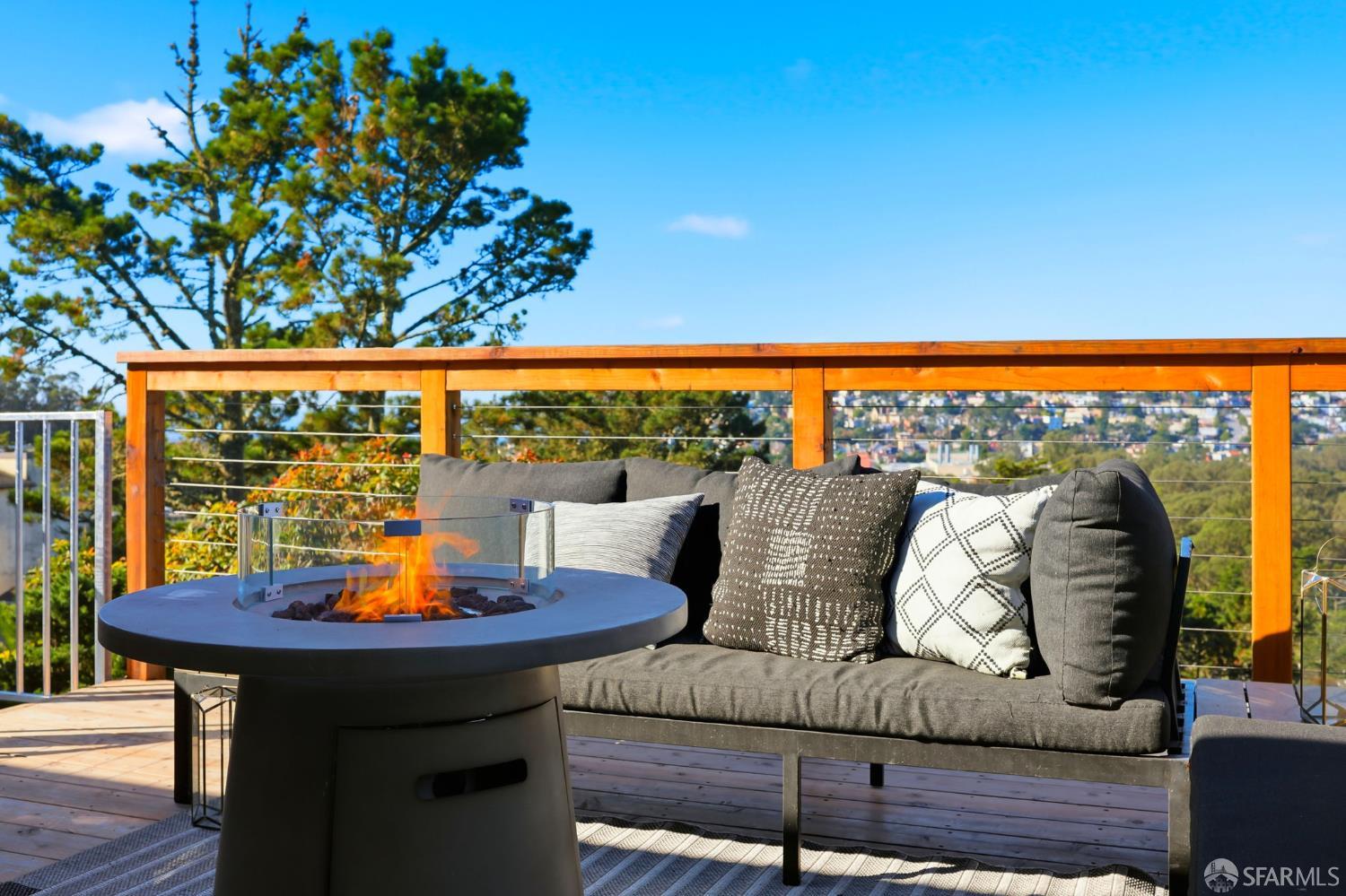 Detail Gallery Image 21 of 45 For 75 Knollview Way, San Francisco,  CA 94131 - 5 Beds | 3 Baths