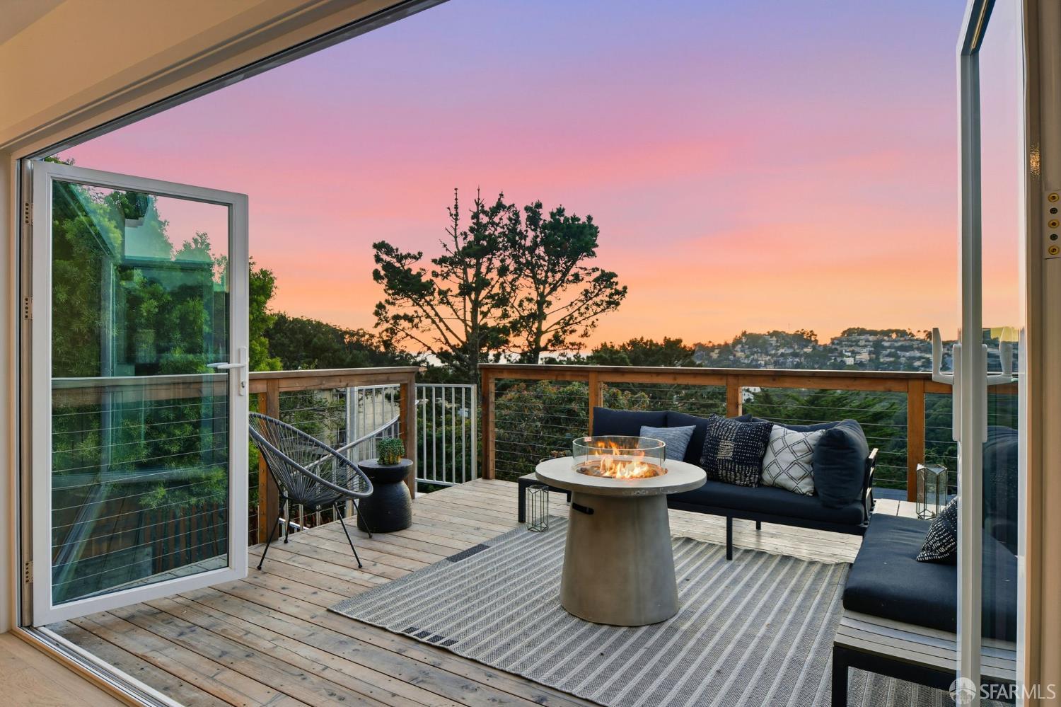 Detail Gallery Image 3 of 45 For 75 Knollview Way, San Francisco,  CA 94131 - 5 Beds | 3 Baths