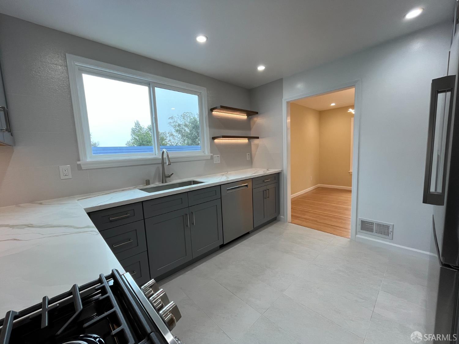 Detail Gallery Image 8 of 31 For 21 Panorama Dr, San Francisco,  CA 94131 - 5 Beds | 3 Baths