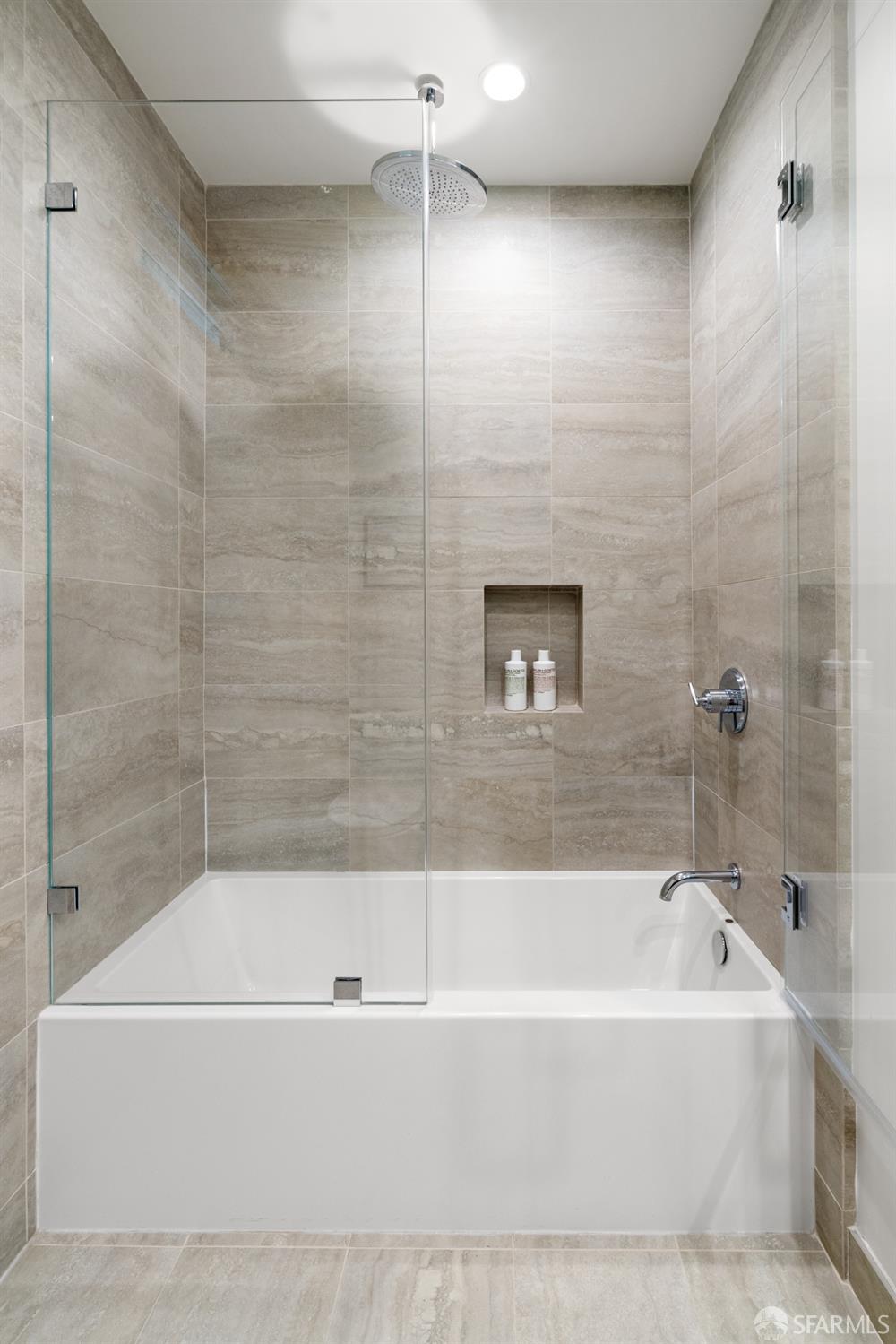 Detail Gallery Image 23 of 33 For 1010 Stanyan St #1,  San Francisco,  CA 94117 - 3 Beds | 2/1 Baths