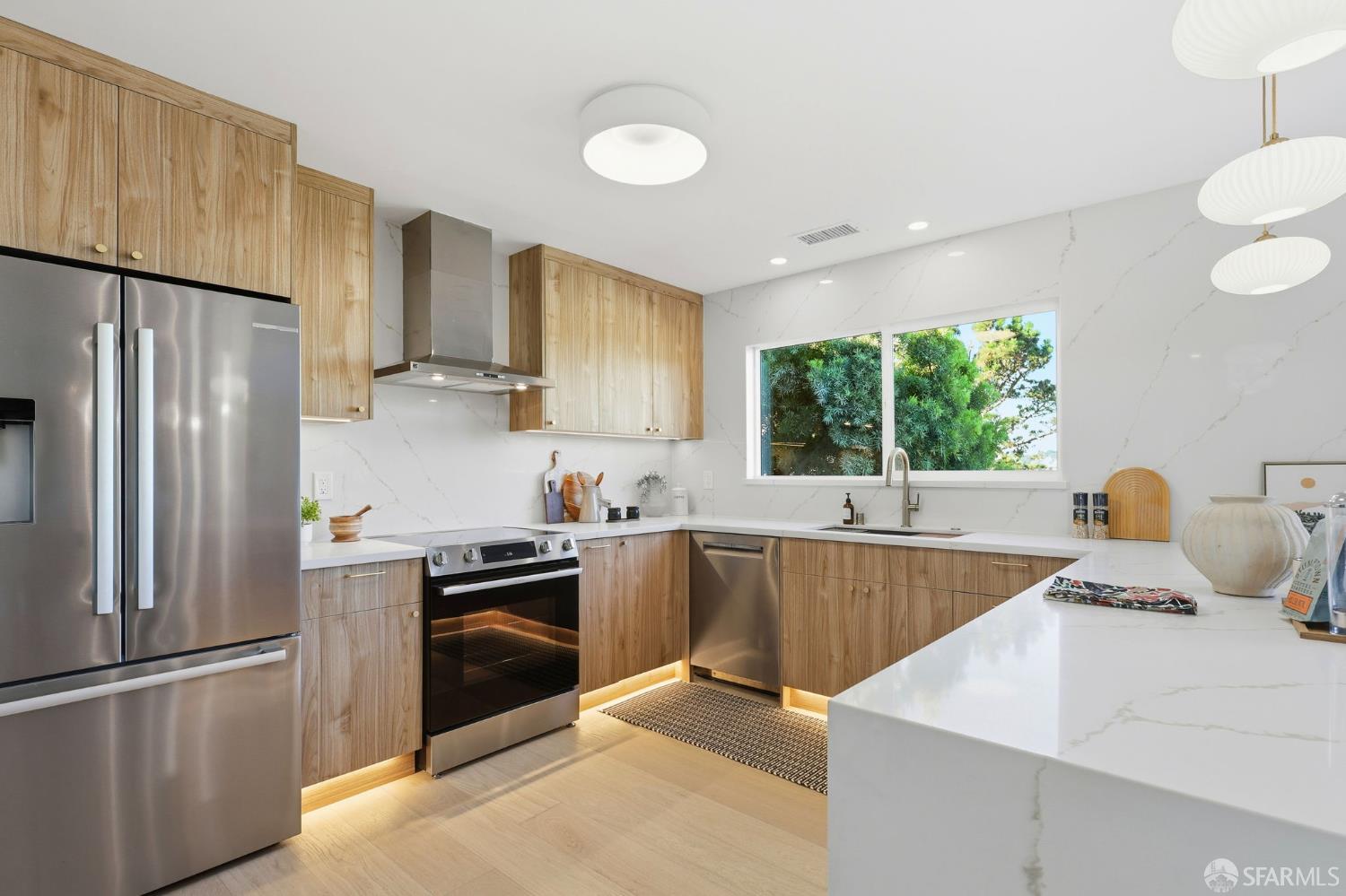 Detail Gallery Image 9 of 45 For 75 Knollview Way, San Francisco,  CA 94131 - 5 Beds | 3 Baths