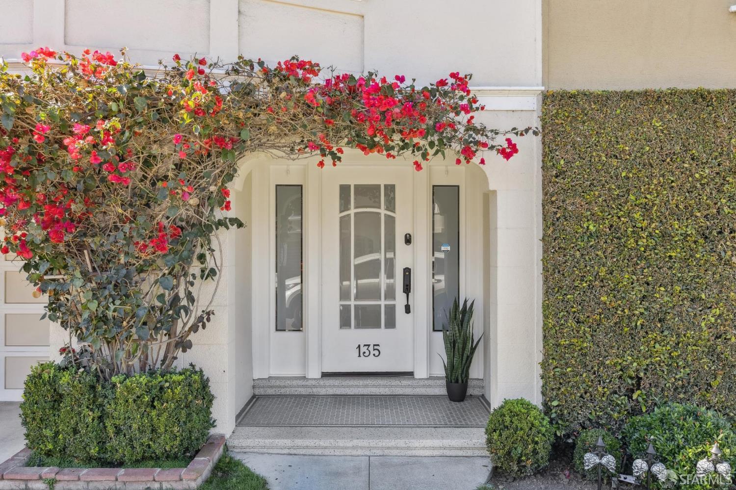 Detail Gallery Image 2 of 40 For 135 Avila St, San Francisco,  CA 94123 - 3 Beds | 2/1 Baths