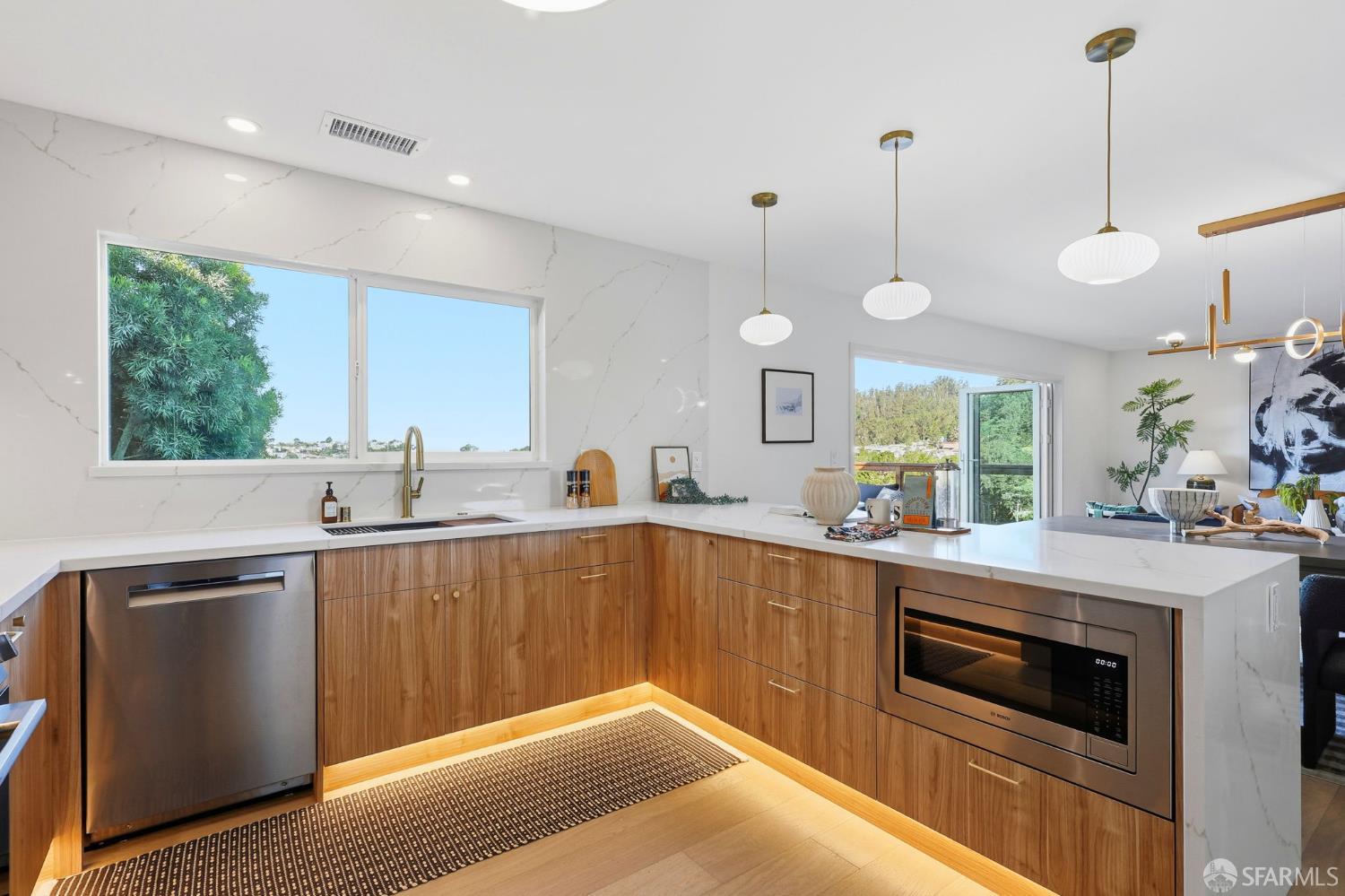 Detail Gallery Image 10 of 45 For 75 Knollview Way, San Francisco,  CA 94131 - 5 Beds | 3 Baths