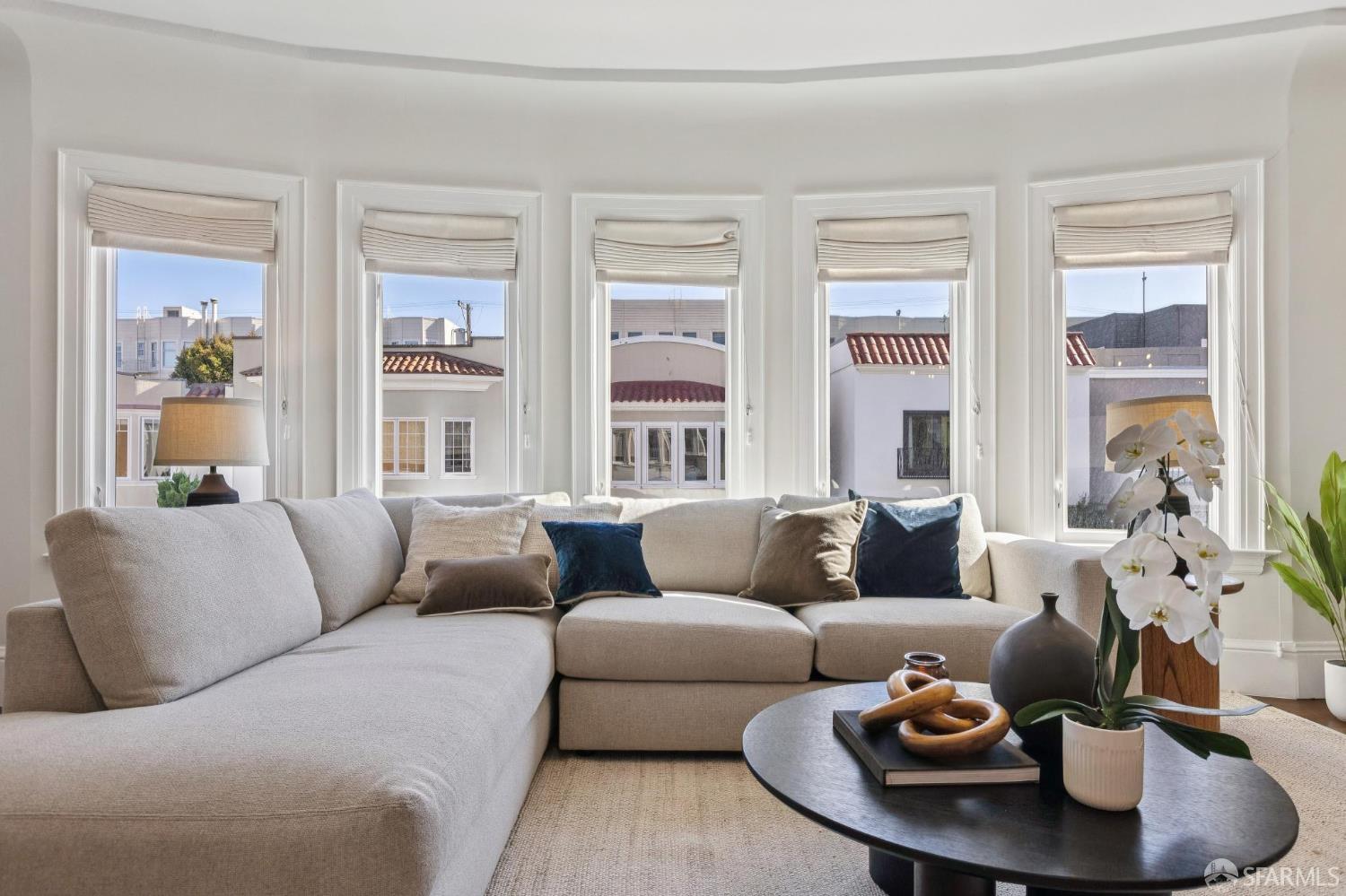 Detail Gallery Image 6 of 40 For 135 Avila St, San Francisco,  CA 94123 - 3 Beds | 2/1 Baths