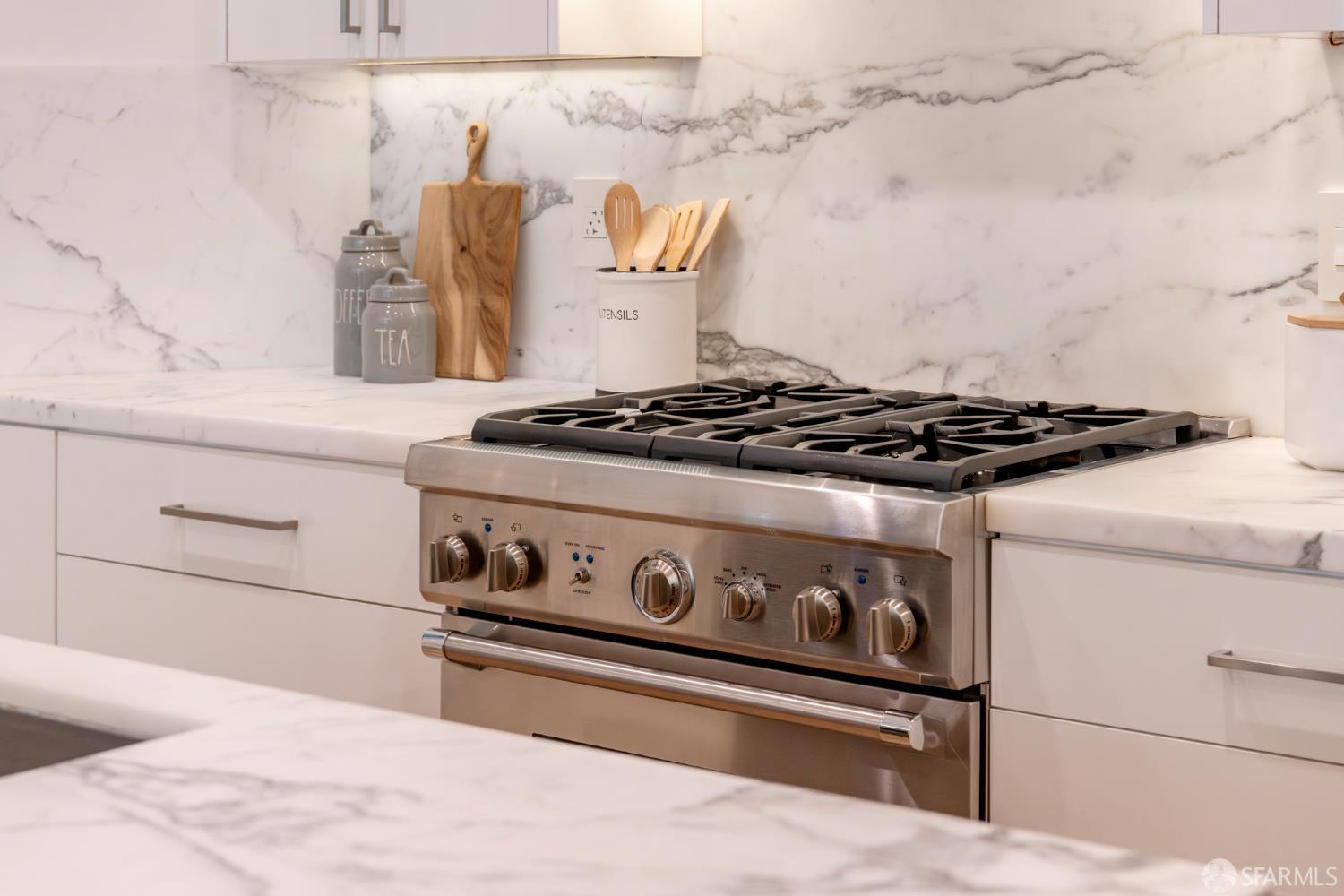 Detail Gallery Image 13 of 77 For 4660 18th St, San Francisco,  CA 94114 - 3 Beds | 3/1 Baths