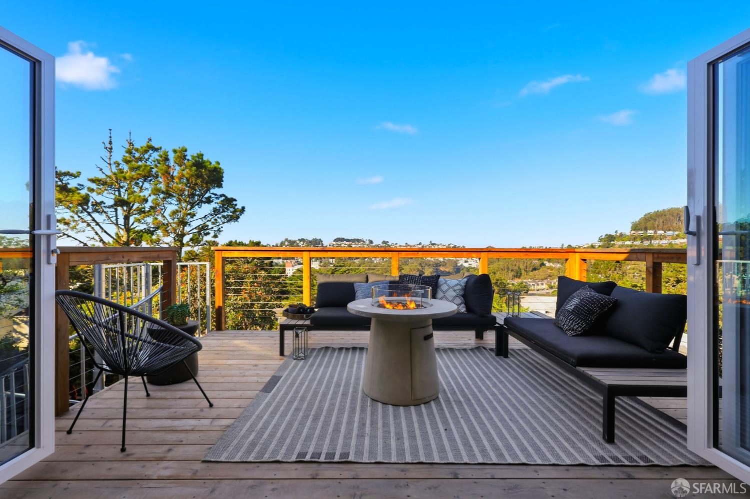 Detail Gallery Image 18 of 45 For 75 Knollview Way, San Francisco,  CA 94131 - 5 Beds | 3 Baths