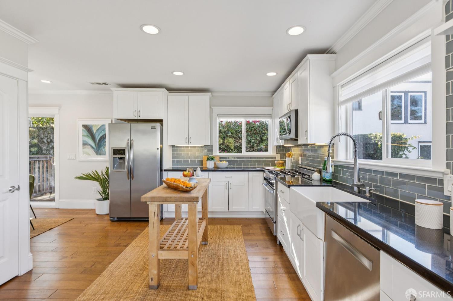 Detail Gallery Image 8 of 47 For 165 W Macarthur Blvd, Oakland,  CA 94611 - 3 Beds | 2/1 Baths