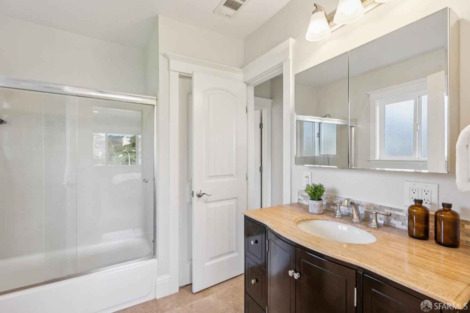 Detail Gallery Image 28 of 47 For 165 W Macarthur Blvd, Oakland,  CA 94611 - 3 Beds | 2/1 Baths
