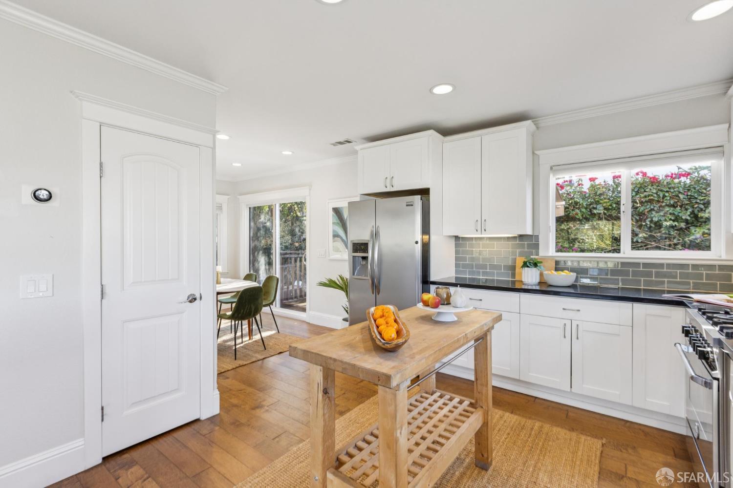 Detail Gallery Image 9 of 47 For 165 W Macarthur Blvd, Oakland,  CA 94611 - 3 Beds | 2/1 Baths