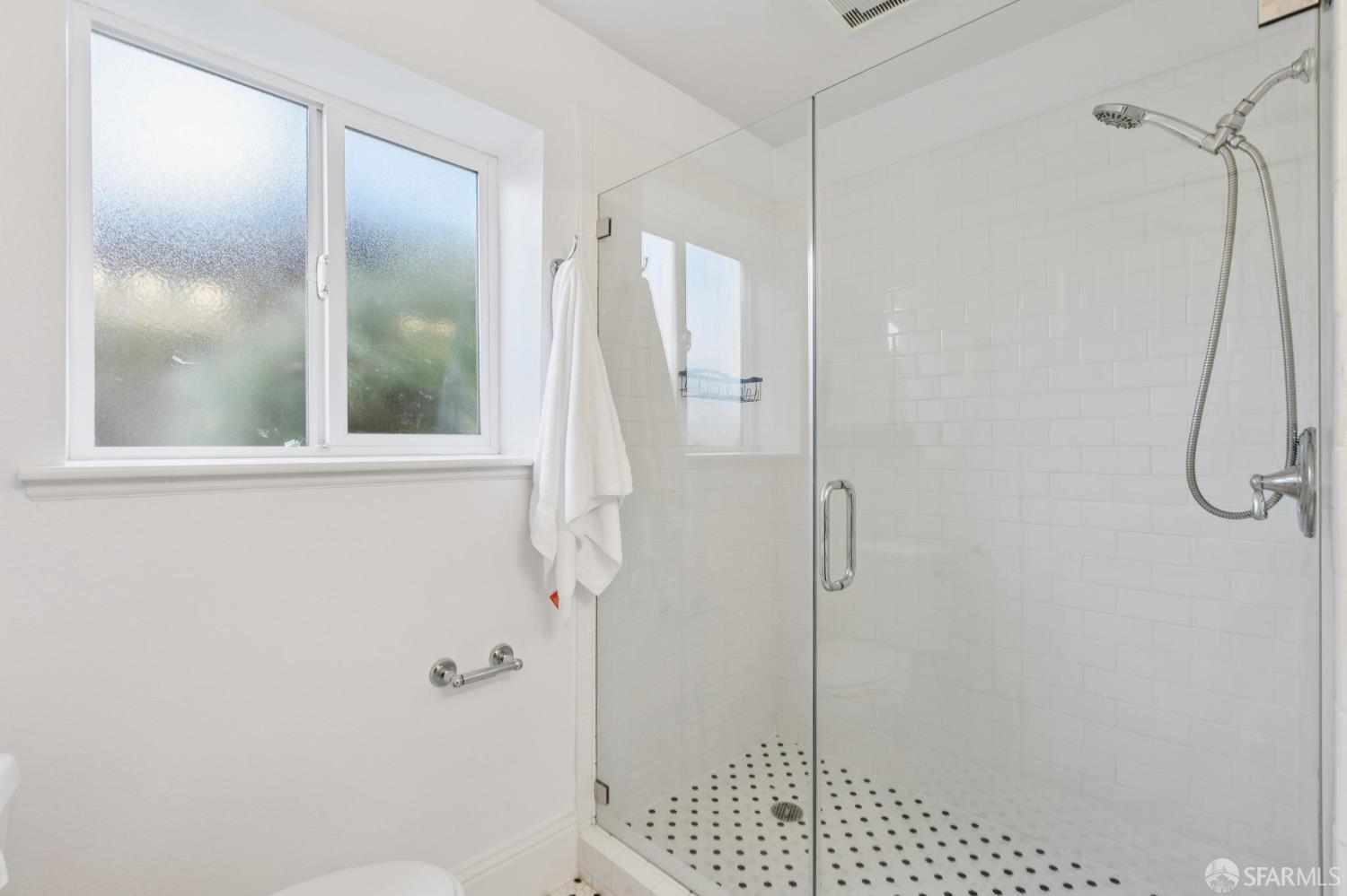 Detail Gallery Image 39 of 47 For 165 W Macarthur Blvd, Oakland,  CA 94611 - 3 Beds | 2/1 Baths