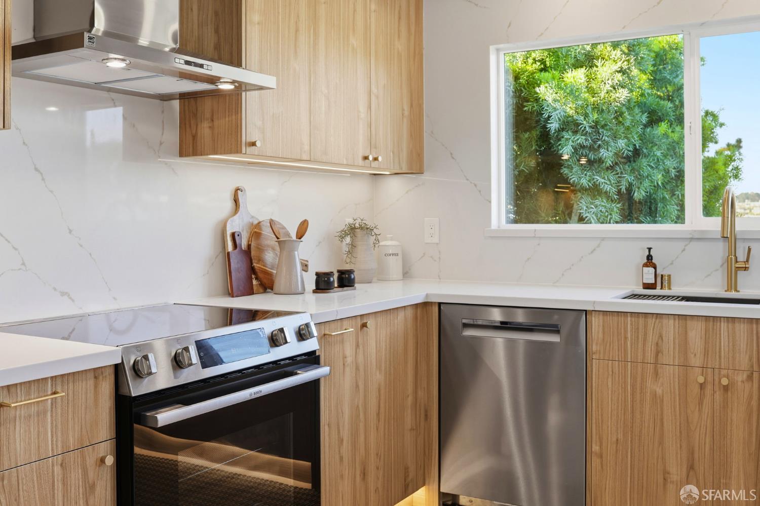 Detail Gallery Image 11 of 45 For 75 Knollview Way, San Francisco,  CA 94131 - 5 Beds | 3 Baths