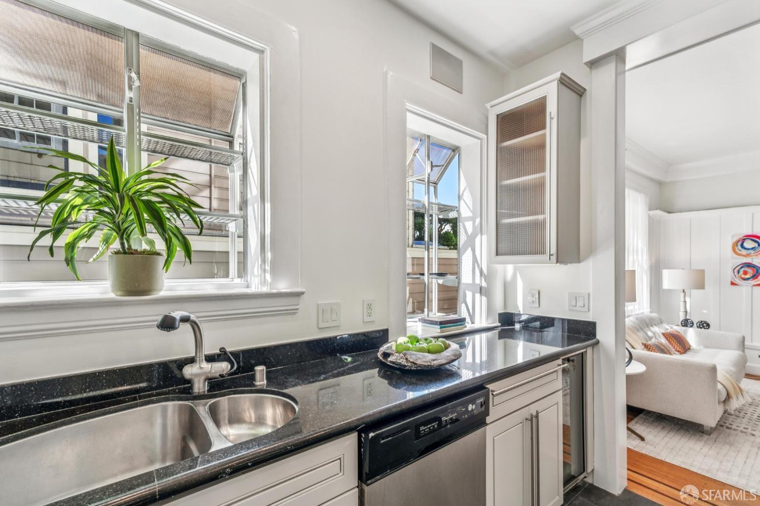 Detail Gallery Image 10 of 19 For 2539 Clay St #1,  San Francisco,  CA 94115 - 2 Beds | 1 Baths