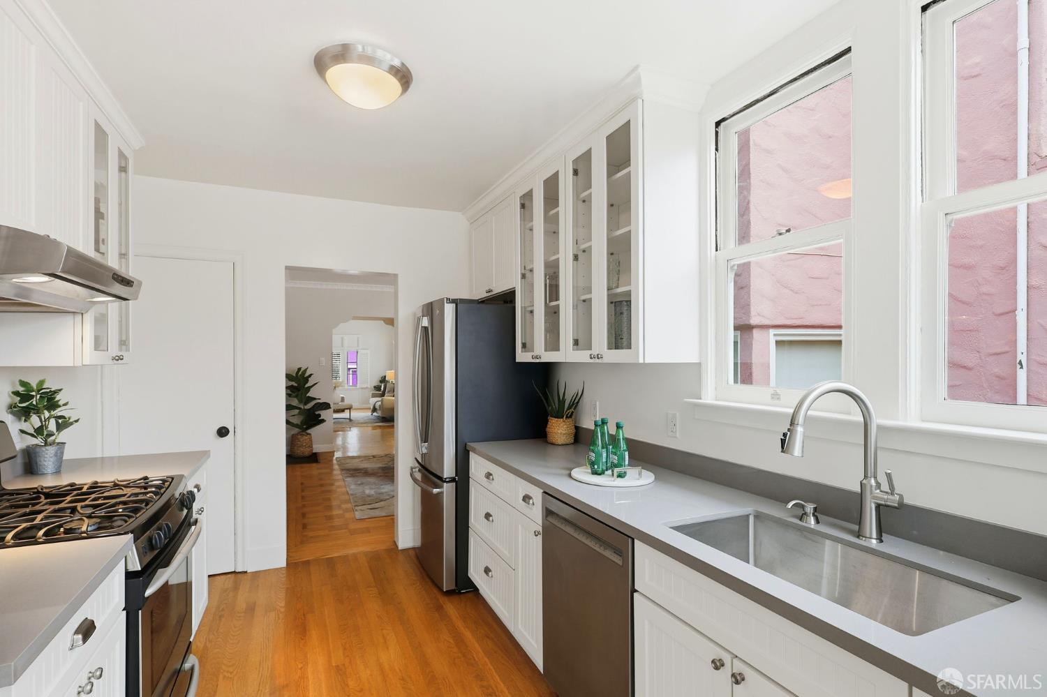 Detail Gallery Image 8 of 36 For 2032 Wawona St, San Francisco,  CA 94116 - 3 Beds | 2 Baths