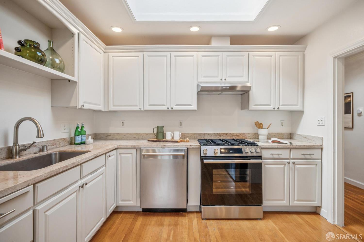 Detail Gallery Image 4 of 12 For 38 Newburg St, San Francisco,  CA 94131 - 3 Beds | 2 Baths