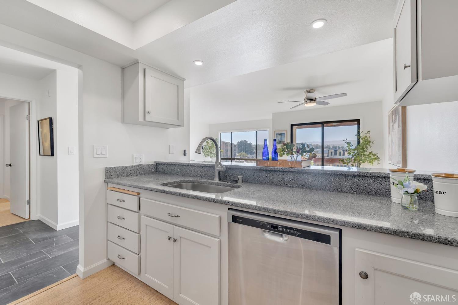 Detail Gallery Image 14 of 42 For 465 Fathom Dr #211,  San Mateo,  CA 94404 - 1 Beds | 1 Baths