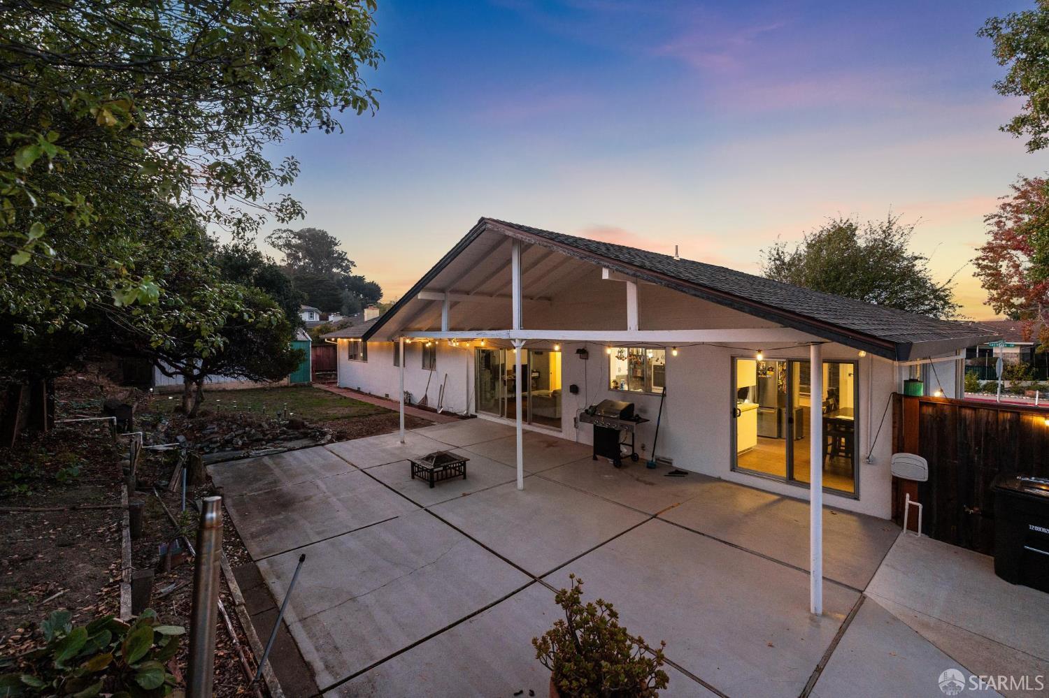 Detail Gallery Image 5 of 13 For 1801 Castenada Dr, Burlingame,  CA 94010 - 3 Beds | 2 Baths